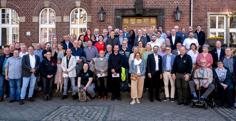 Glückliche Gesichter bei der Spendenübergabe in der Sparkassenfiliale in Dormagen