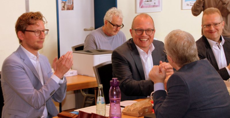 Beifall des wiedergewählten Vorsitzenden Daniel Rinkert nach der Rede von Jochen Ott (Mitte)