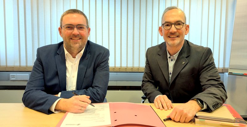 Kämmerer Dr. Torsten Spillmann (rechts) und Bürgermeister Erik Lierenfeld unterzeichnen die Auflösung der Zinsderivate