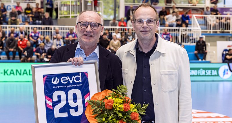 Die Geschäftsführer Klemens Diekmann (evd) und Björn Barthel (TSV Handball) bei der Verkündung der Verlängerung des Sponsorings