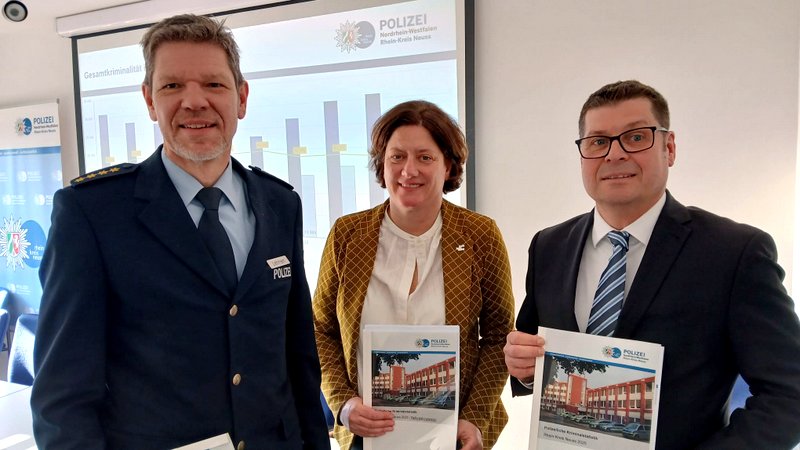 Landrätin Katharina Reinhold stellte die Kriminalitätsentwicklung zusammen mit Christian Kampa (rechts, Leiter der Direktion Kriminalität) und Georg Lehnen (Abteilungsleiter Polizei) vor 