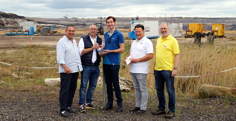 Die Dormagener FDP-Spitze übergab symbolisch eine Flasche Rheinwasser 