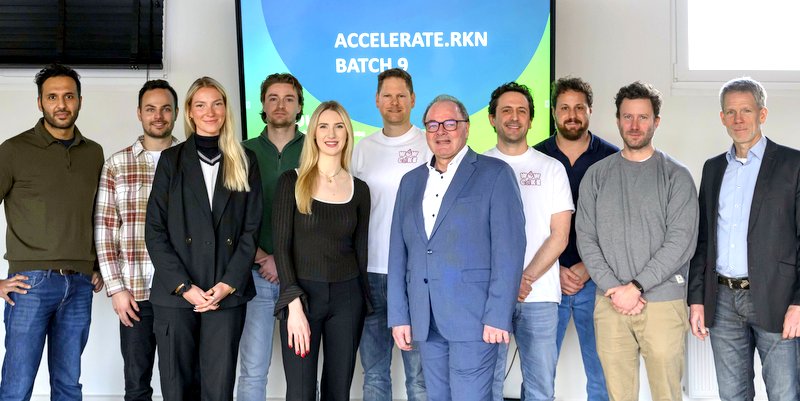 Die „Wow Cake“-Macher Andreas Hirsch und Daniel Schmitz (Mitte in weißen T-Shirts) mit Vertretern der Wirtschaftsförderung und weiteren Gründern