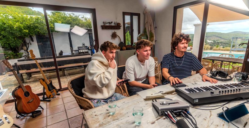 Den letzten Feinschliff vor dem großen Finale erhält Tom (Mitte) auf Ibiza