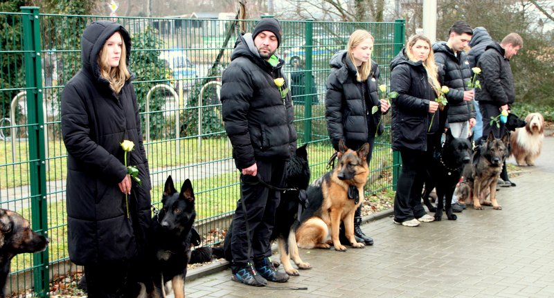 Dormagen: Mitglieder des Hundevereins und Schäferhunde mit Trauerschleifen