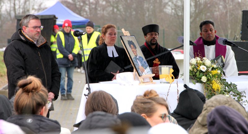 Bei der Trauerfeier, von links: Bürgermeister Erik Lierenfeld, Pfarrerin Stefanie Eschbach, Pfarrer Beza Mengistu und Pfarrvikar Pater Jaison Kavalakatt