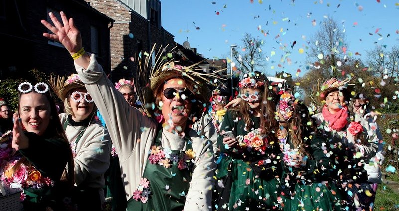 Im letzten Jahr begleitete die strahlende Sonne den Rosenmontagszug in Zons 