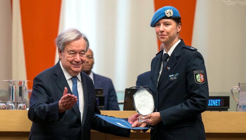 UN-Generalsekretär António Guterres zeichnete am Freitag Stephanie Königs in New York mit dem „United Nations Woman Police Officer of the Year Award 2025“ aus