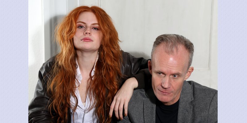 Vater Max und Tochter Toni Uthoff klären in ihrem gefeierten Programm „Einer zuviel“ die bedeutsamen Fragen unserer Zeit