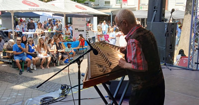 Kamal Mazlumi stellte Musik auf seiner altpersischen Santur vor