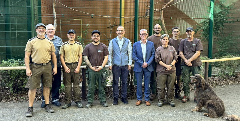 Sahen sich vor Ort im Tannenbusch um, von links: Christoph Hüsgen, Dieter Hüsgen, Lennart Hüsgen, Deniz Schünke, Dr. Torsten Spillmann, Klaus Schmitz, David Thies, Sandra Tresbach, Steffen Hüsgen, Marian Dybowski und Hofhund Bruno