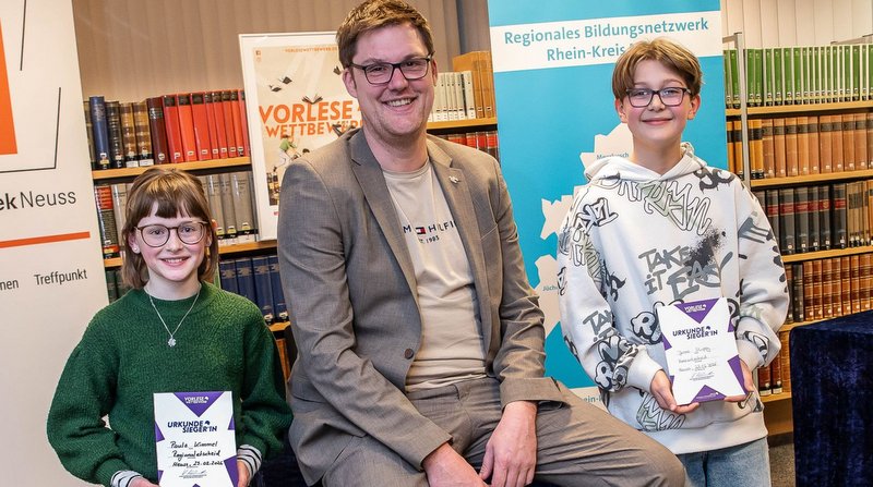 Dormagen: Sebastian Johnen überreichte Paula Kimmel und Jonas Stuppy die Urkunden für ihre ersten Plätze