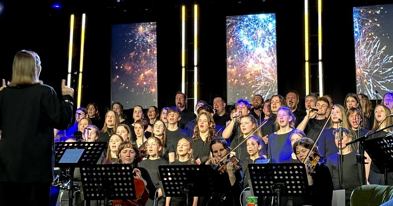 Ein Teil der Sängerinnen und Sänger der beiden Chöre