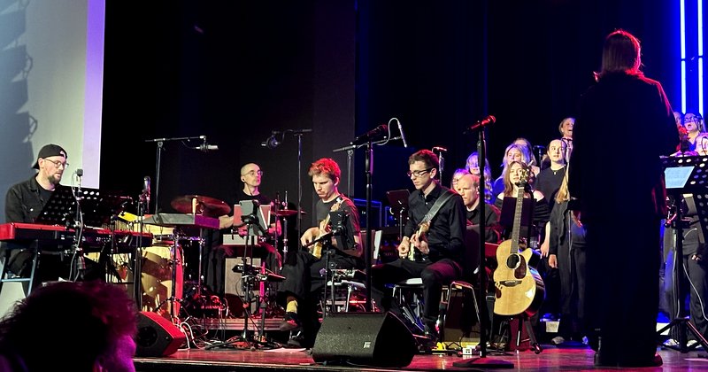 Dormagen: Die professionelle Begleitband auf der Bühne