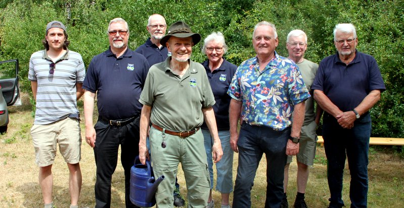 Gruppenbild mit Dame: Rolf Wörhoff und Aktive der Schutzgemeinschaft Deutscher Wald