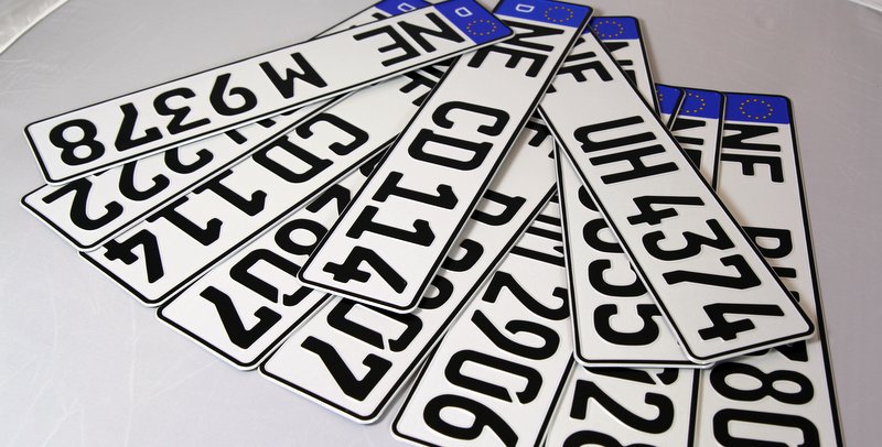 Das Straßenverkehrsamt warnt vor überteuerten Kennzeichenkombis, die im Internet angeboten werden