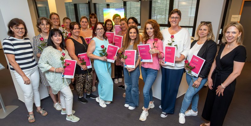 Bei einer feierlichen Veranstaltung erhielten die Frauen ihre Zertifikate