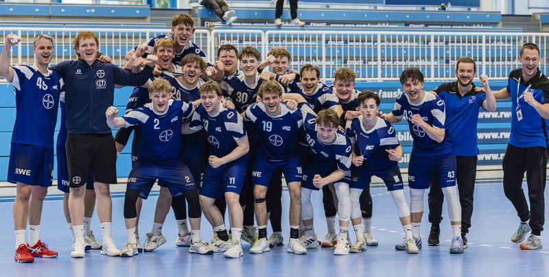 Die 2. Mannschaft des TSV Bayer Dormagen feierte heute nach dem Sieg gegen den Tabellenachten HSG Refrath/Hand 