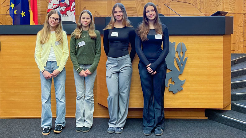 Dormagen: Die vier Debattantinnen des LGD - Leni Klinkhammer (ganz rechts) wurde Dritte, Katie Stobawe (2. v. li.) sicherte sich einen vierten Platz